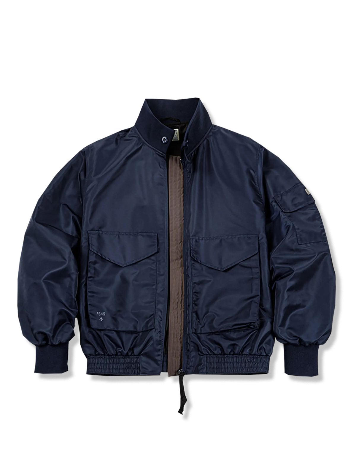 アメリカ海軍G-8 WEP型を再現したヴィンテージフライトジャケット。高密度ナイロン素材と中綿ライニングで防寒性に優れ、ミリタリーディテールを細部まで施したネイビーカラーのショート丈ジャケット。