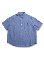 1950年代ワークシャツ由来のグリッド柄とボタンダウンカラーが特徴の半袖シャツ