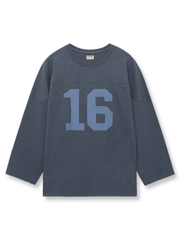 多色糸の杢調素材とひび割れ風ナンバープリントが特徴のヴィンテージ風ラグビー長袖Tシャツ。