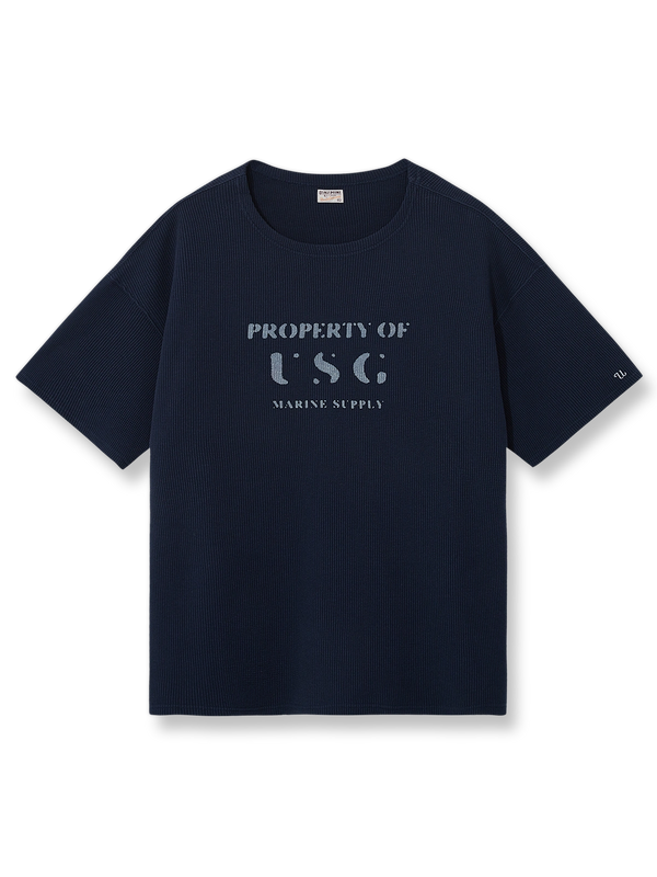 ボートネックとワッフル素材、レトロプリントが特徴のヘビーウェイトTシャツ。