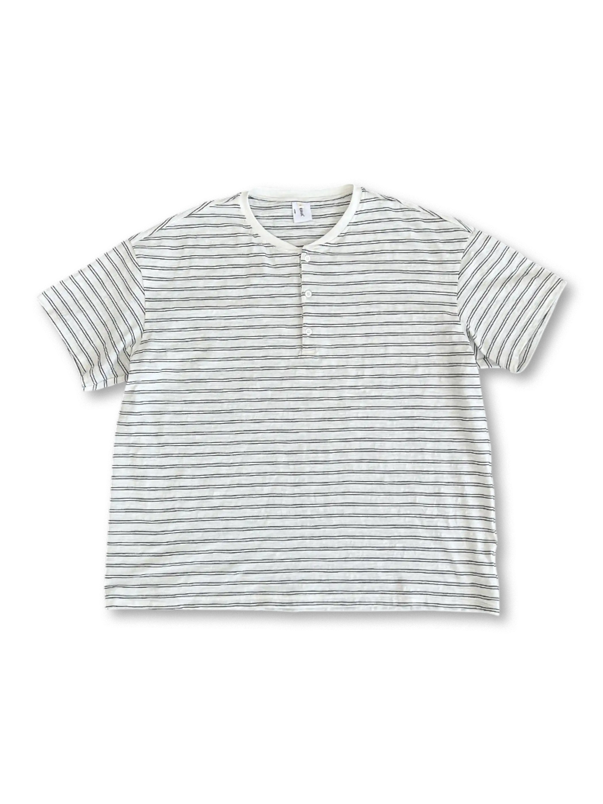 ボタン付きヘンリーネックとクラシックストライプ柄が特徴のヴィンテージ風Tシャツ。ゆったりボクシーシルエットで快適なコットン素材。ホワイトとブラックの配色で幅広いコーデに対応。