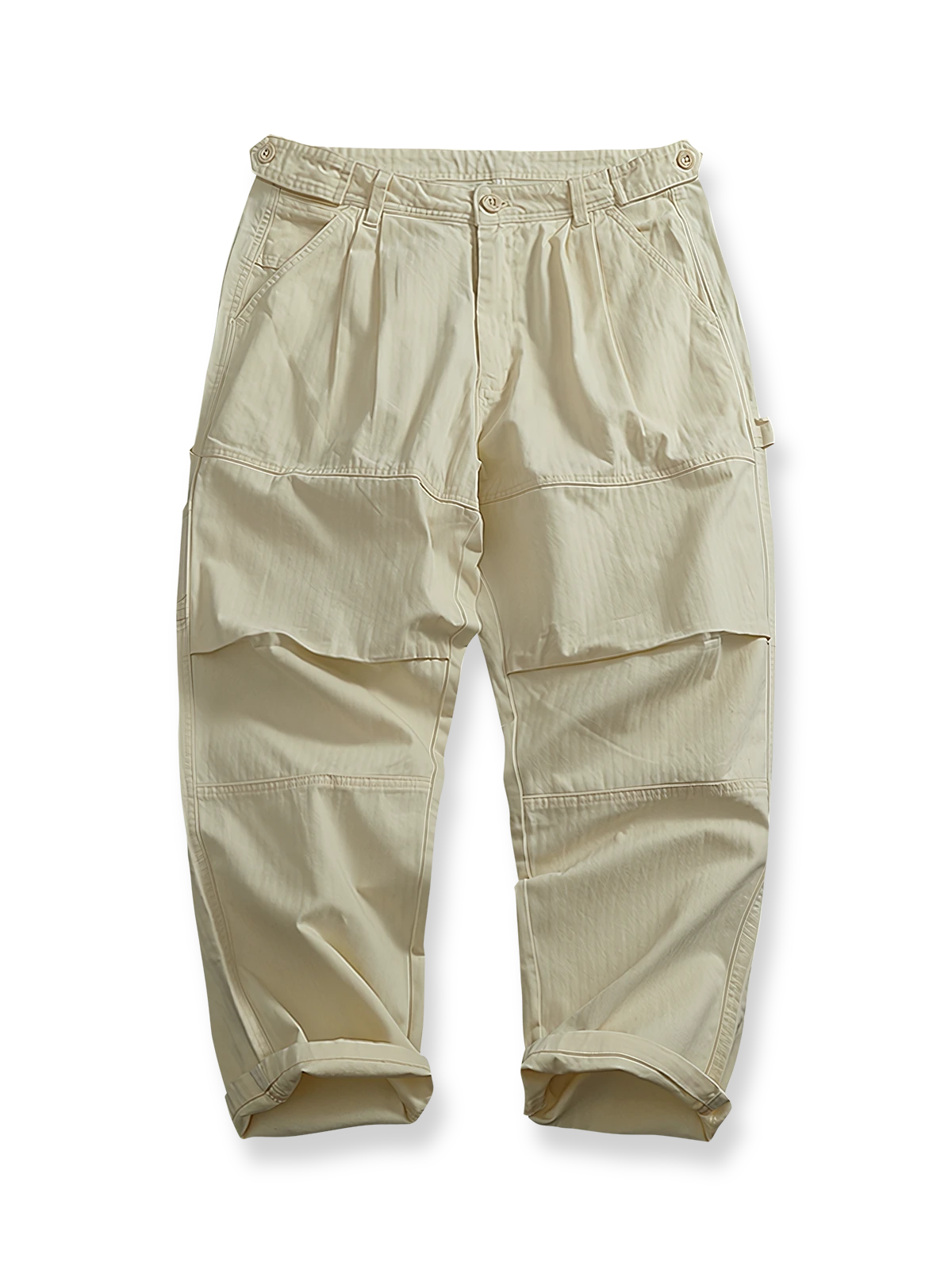 ウォッシュ加工を施した100%コットンヘリンボーン織りのワークパンツ。ストレートシルエット、膝の3D立体カットと豊富なポケットを特徴とするアイテム。