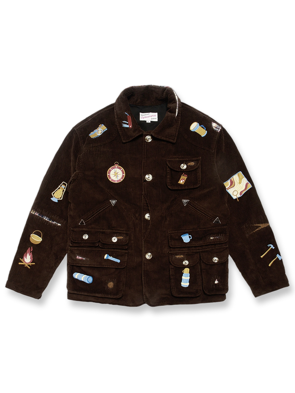 ヴィンテージハンティングスタイルのコーデュロイ刺繍ジャケット。多数のパッチと刺繍、レザーパッチがアクセント。