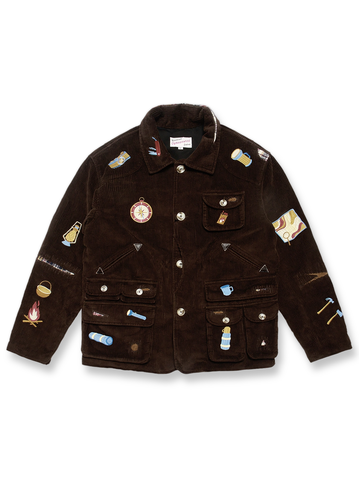 ヴィンテージハンティングスタイルのコーデュロイ刺繍ジャケット。多数のパッチと刺繍、レザーパッチがアクセント。