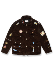 ヴィンテージハンティングスタイルのコーデュロイ刺繍ジャケット。多数のパッチと刺繍、レザーパッチがアクセント。