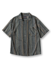 軽やかな空気穴編みニット素材とストライプ柄が特徴のオープンカラーシャツ