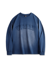 多彩なウォッシュ加工と手作業のレターアップリケが特徴のヴィンテージ風グラデーションスウェット。ゆったりしたシルエットで快適な着心地。