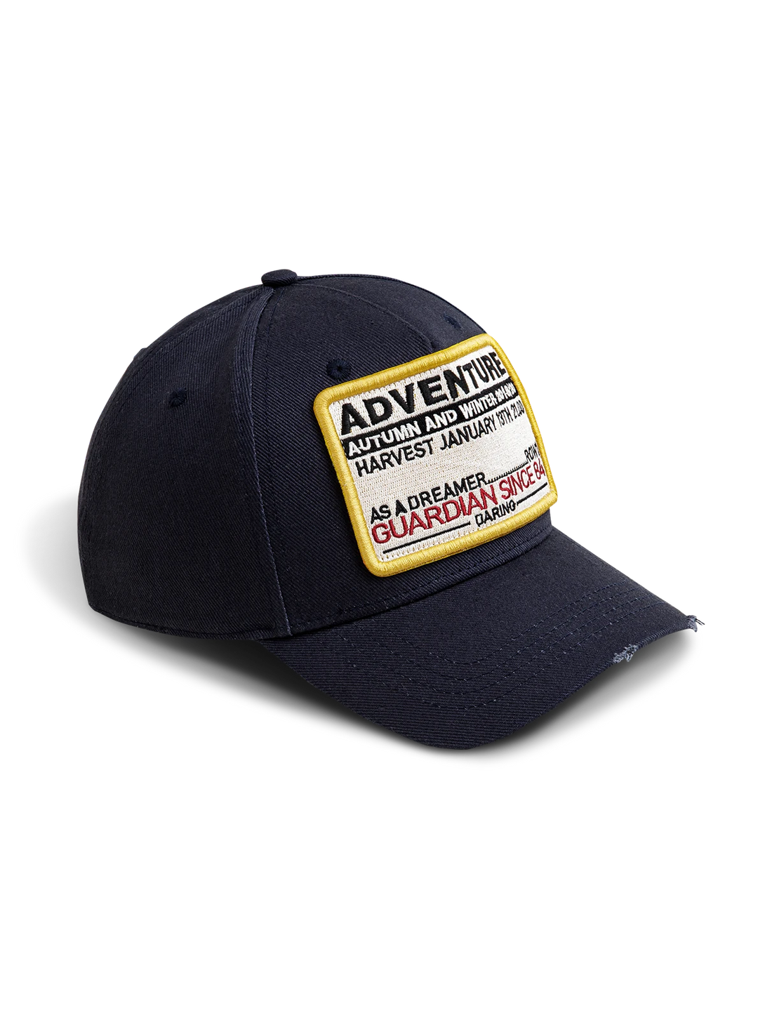 ダメージ加工ツバと「ADVENTURE」レターパッチをあしらったヴィンテージスタイルの6パネルベースボールキャップ。
