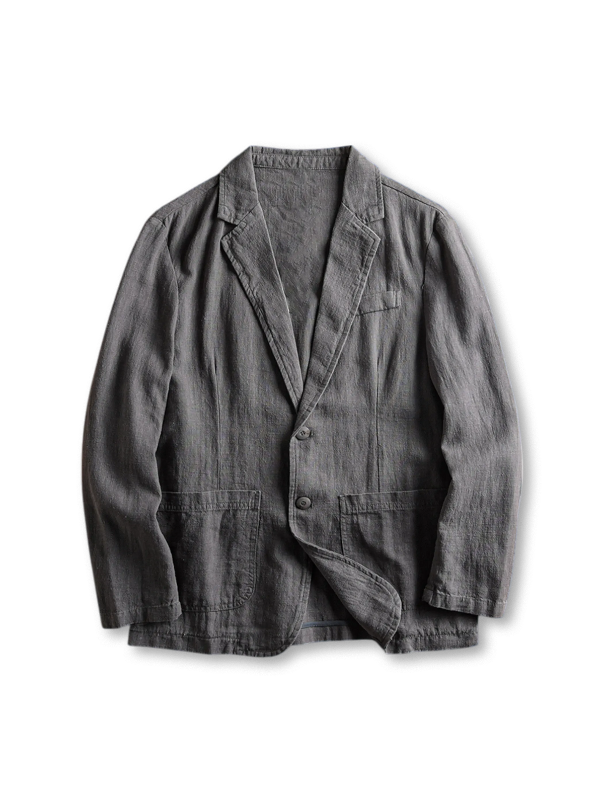 苎麻混紡素材と成衣洗い加工が特徴のヴィンテージ感あふれるリネンブレンドジャケット。端正なテーラードデザイン。
