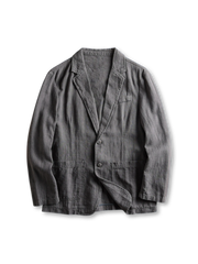 苎麻混紡素材と成衣洗い加工が特徴のヴィンテージ感あふれるリネンブレンドジャケット。端正なテーラードデザイン。