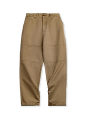  耐久性に優れたダブルニー構造と大型パッチポケットを備えたカーキカラーのヴィンテージ伐木工ワークパンツ。ウォッシュ加工で味わい深い風合い