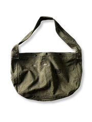 ヴィンテージ加工を施した100%コットンキャンバス製メッセンジャーバッグ。フラップ付きコンパートメント、複数ポケット、調節可能なショルダーストラップを備えた実用的デザイン。