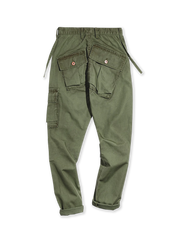 M-65フィールドパンツをモチーフにした耐久性の高いマーティンコットン製ワークパンツ。アシンメトリーな異形ポケットとウォッシュ加工でヴィンテージ感を演出。裾はドローコード仕様でシルエット調整可能。