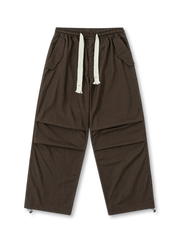 ミリタリーテイストと調節可能なウエスト・裾が特徴のヴィンテージパラシュートパンツ