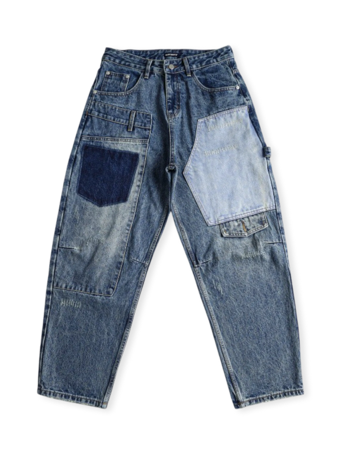 異なるウォッシュカラーとパッチワークプリントが特徴のヴィンテージ風デニムパンツ。立体カットとスプレープリントが魅力。