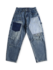 異なるウォッシュカラーとパッチワークプリントが特徴のヴィンテージ風デニムパンツ。立体カットとスプレープリントが魅力。