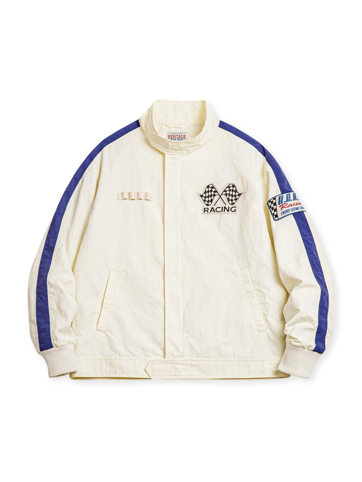 ブルーとホワイトのカラーブロックとチェッカーフラッグ柄が特徴の刺繍入りヴィンテージレーシングジャケット。調節可能な襟と刺繍ワッペンがポイント。