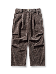 レトロなプリーツテクスチャー素材を用いたワイドパンツ。ハイウエストで立体的なプリーツデザインが特徴。柔らかく通気性に優れた素材で快適な着心地。ルーズフィットシルエットで幅広い体型に対応し、通勤やカジュアルシーンに最適。