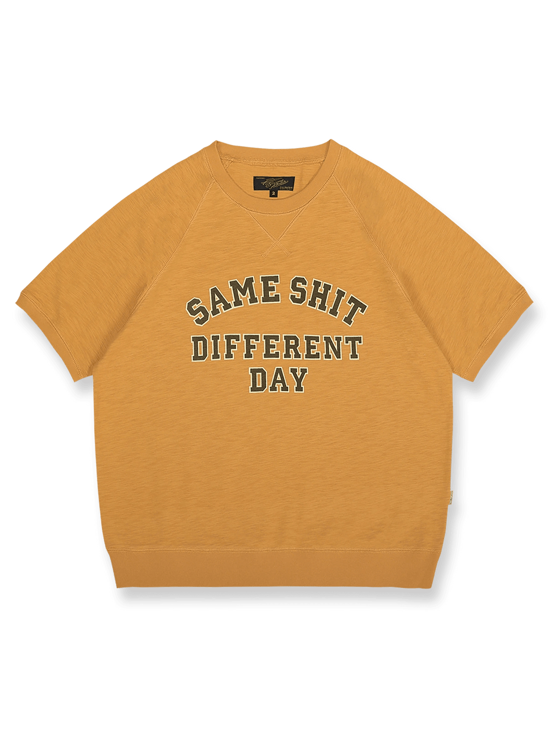 スラブテクスチャーの260gコットンと「SAME SHIT DIFFERENT DAY」プリントが特徴の半袖Tシャツ