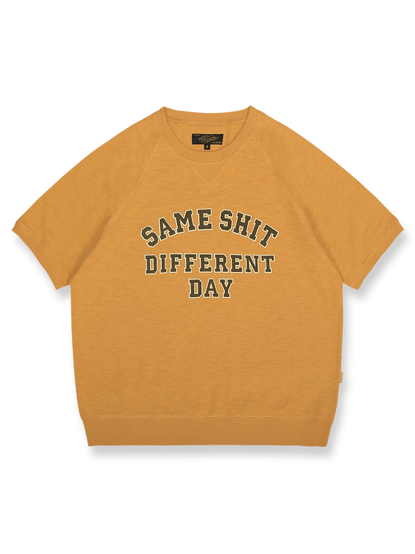 スラブテクスチャーの260gコットンと「SAME SHIT DIFFERENT DAY」プリントが特徴の半袖Tシャツ