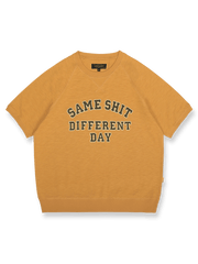 スラブテクスチャーの260gコットンと「SAME SHIT DIFFERENT DAY」プリントが特徴の半袖Tシャツ