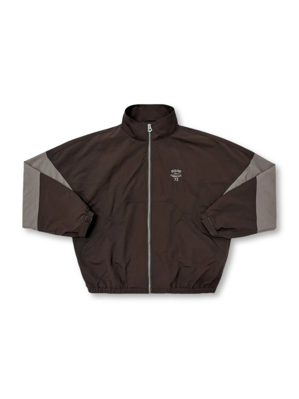 vintage_racing_jacket
超ワイド短身シルエットと不規則パネル切り替えが特徴の軽量ナイロン製レーシングジャケット。ヴィンテージディテール付き。