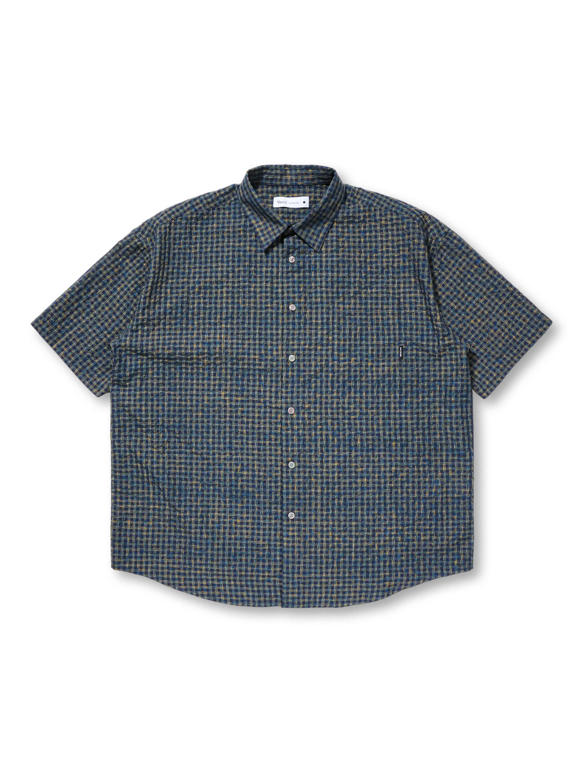 凹凸感のあるシアサッカー生地のヴィンテージチェックシャツ。通気性が良く、透けにくい厚み。シャツカラーと胸ポケット付きで実用的。男女ペアで楽しめるルーズフィットシルエット。