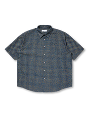 凹凸感のあるシアサッカー生地のヴィンテージチェックシャツ。通気性が良く、透けにくい厚み。シャツカラーと胸ポケット付きで実用的。男女ペアで楽しめるルーズフィットシルエット。