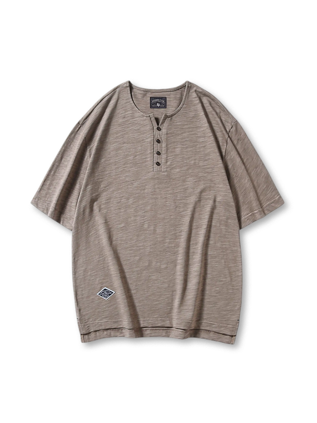 伝統的なヘンリーネックデザインを持つスラブコットン素材のルーズフィットTシャツ