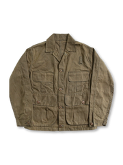 1940年代風デザインの高密度ワックスコットンジャケット。防水性と耐久性に優れ、多機能ポケット付き。