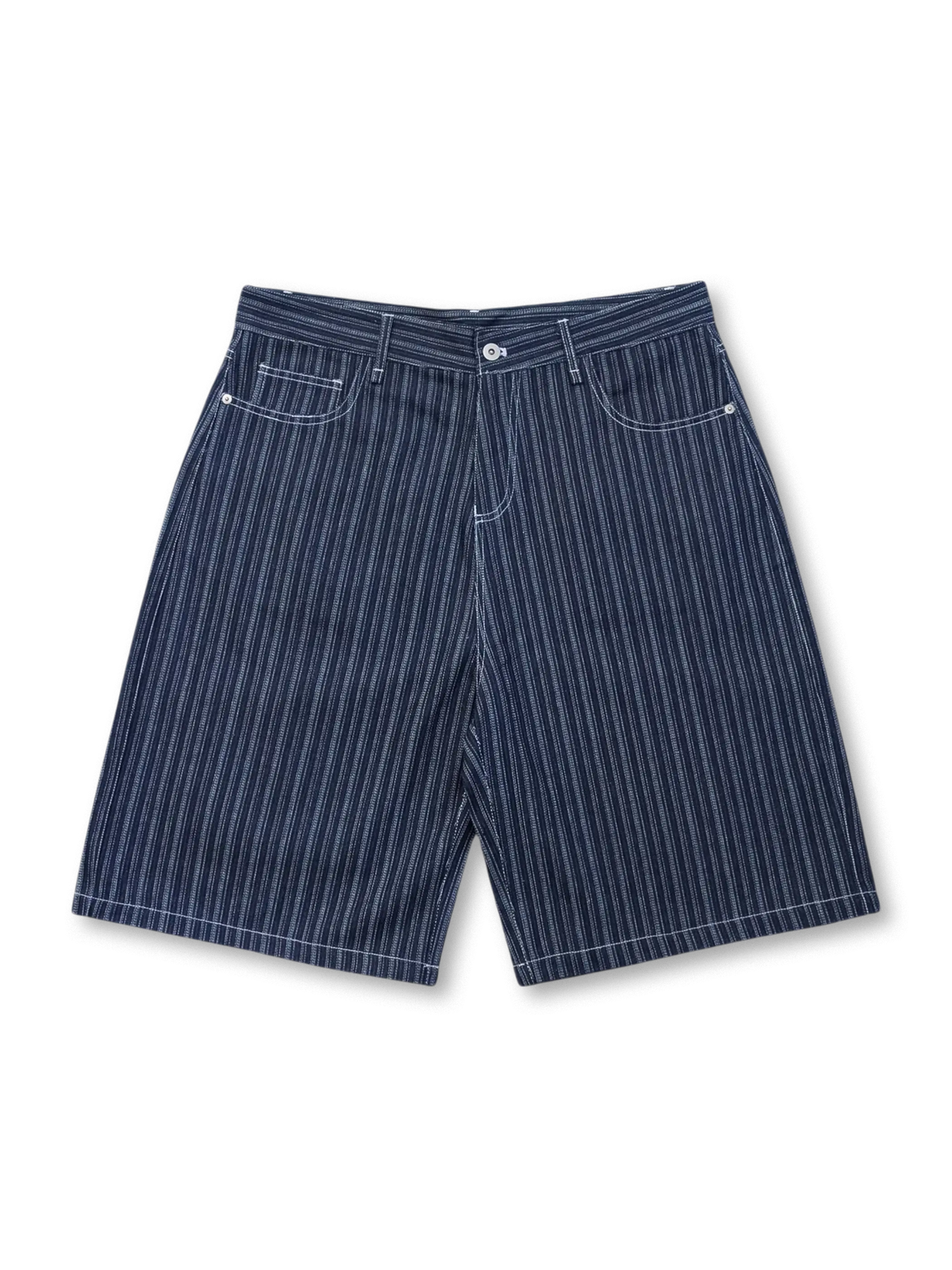ホワイトピンストライプとワイドシルエットが特徴のヴィンテージ風デニムショーツ