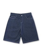 ホワイトピンストライプとワイドシルエットが特徴のヴィンテージ風デニムショーツ