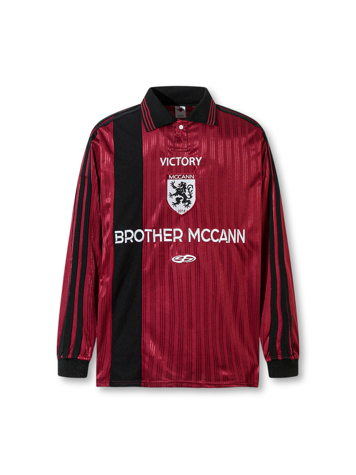 1990年代北米フットボールジャージ風の配色パネルとリブライン、胸元にクレスト刺繍と立体ラバーロゴをあしらった速乾性ポリエステルニットのポロシャツ。