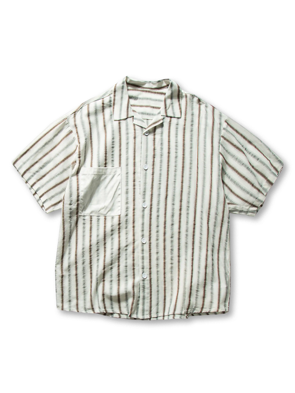 淡いブラウンとグリーンのストライプに異素材パッチポケットを配したナイロン素材のキューバカラーシャツ、リゾートにも最適