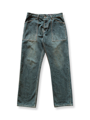 ストライプ柄とウォッシュ加工が特徴のビンテージワークデニムパンツ