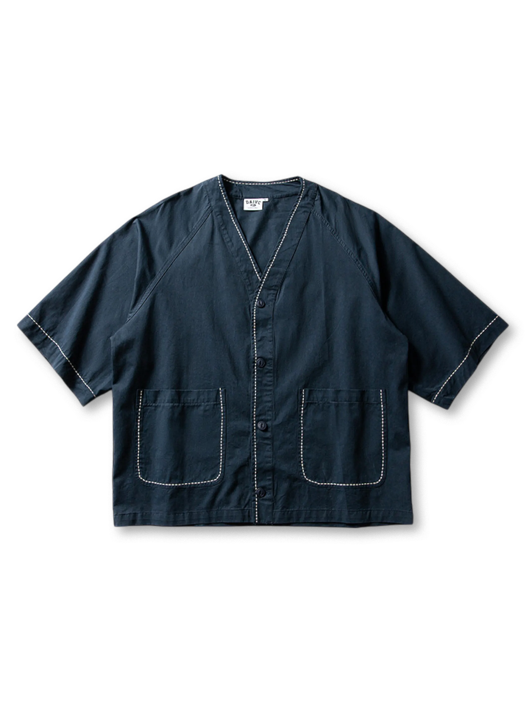 大きな胸ポケットとゆったりシルエットが特徴のヴィンテージ風ショートスリーブシャツ
