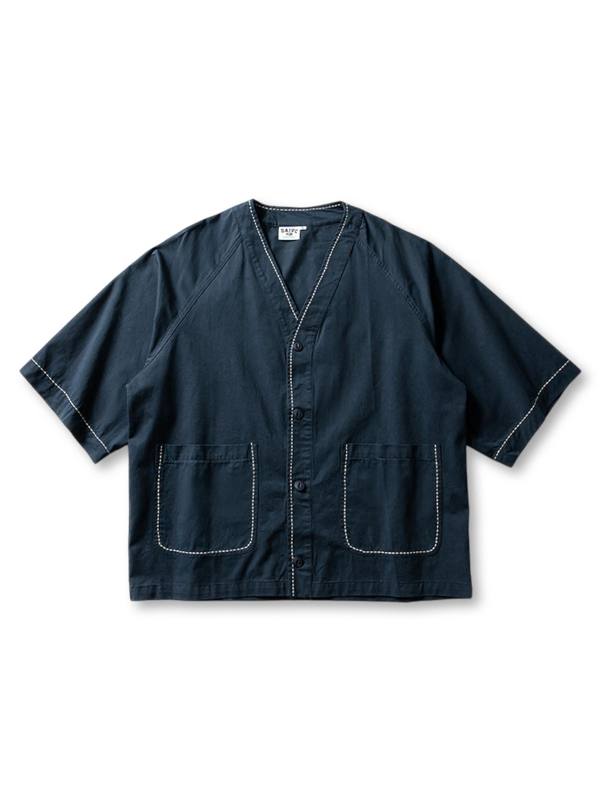 大きな胸ポケットとゆったりシルエットが特徴のヴィンテージ風ショートスリーブシャツ