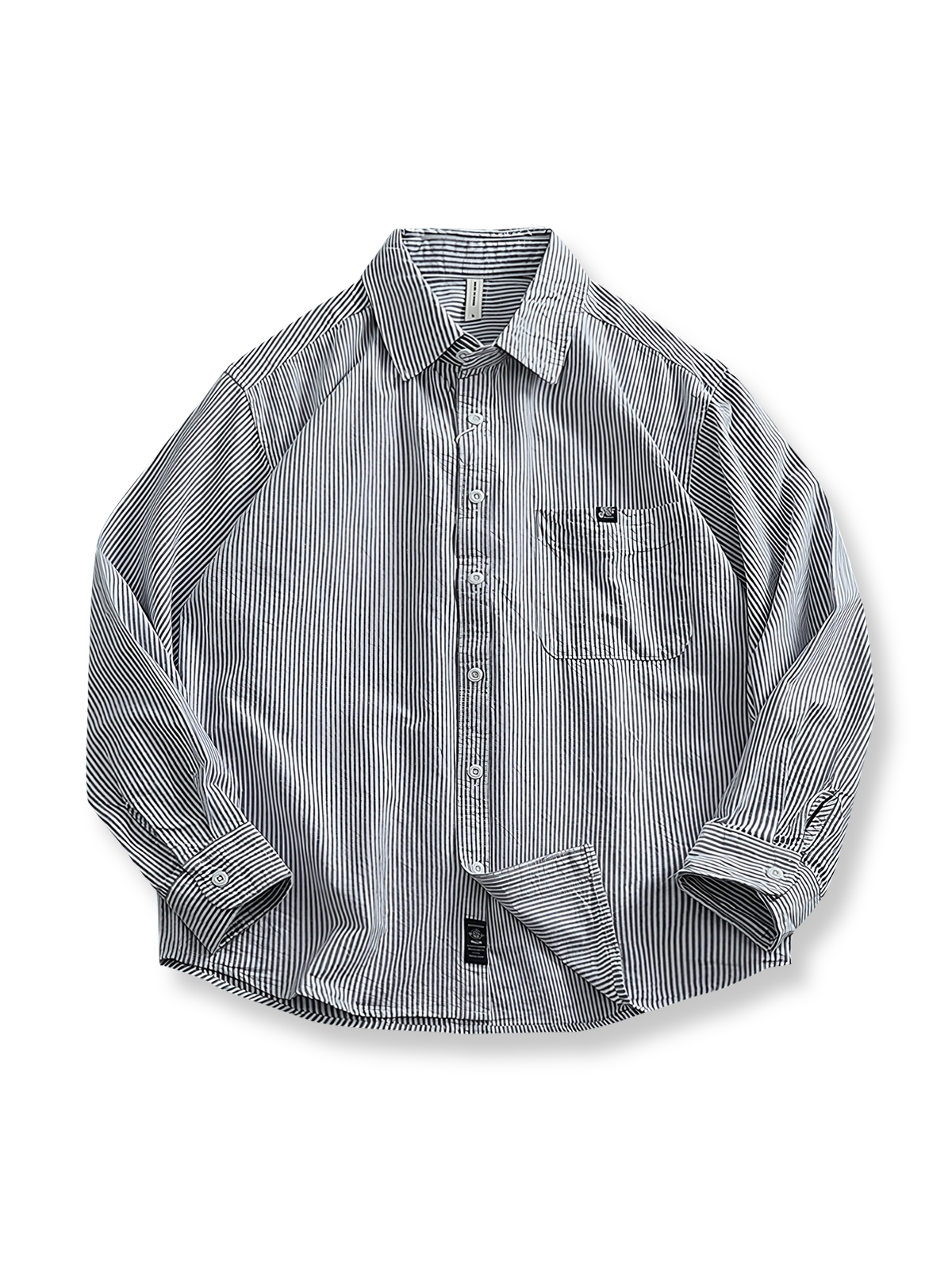 細ストライプ柄と胸ポケットが特徴のヴィンテージ風長袖シャツ、ゆったりシルエットで快適な着心地