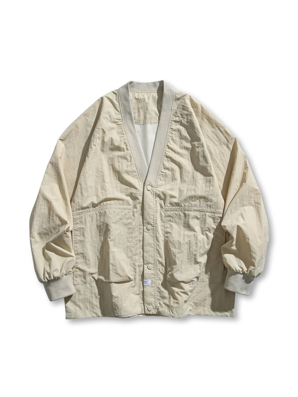 ノーカラーVネックとはんてん風ゆったりシルエットが特徴の軽量ワークジャケット。男女兼用で多用途に活躍。