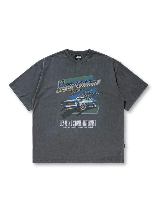 ヴィンテージウォッシュ加工が施されたクラシックカーのグラフィックプリントTシャツ。ゆったりとしたルーズフィットで通気性に優れる。