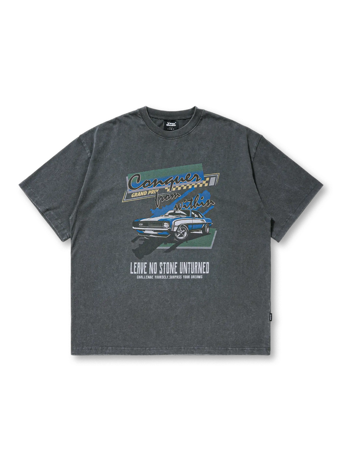 ヴィンテージウォッシュ加工が施されたクラシックカーのグラフィックプリントTシャツ。ゆったりとしたルーズフィットで通気性に優れる。