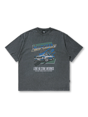 ヴィンテージウォッシュ加工が施されたクラシックカーのグラフィックプリントTシャツ。ゆったりとしたルーズフィットで通気性に優れる。