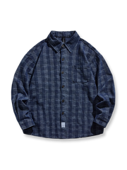 ヴィンテージウォッシュ加工とチェック柄が特徴のデニムシャツ。