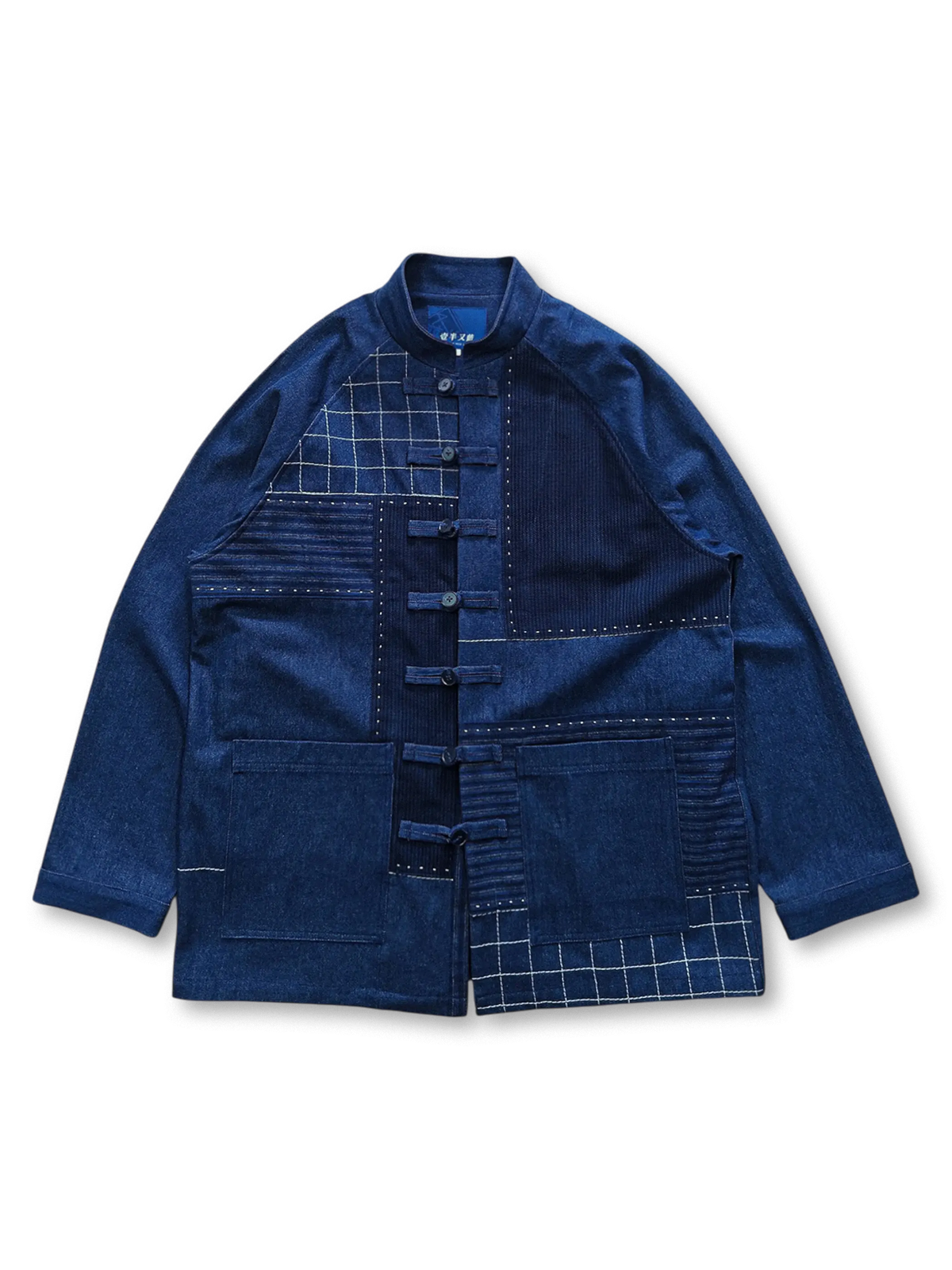デニムとインディゴ手織り布のパッチワークが特徴のヴィンテージウォッシュジャケット