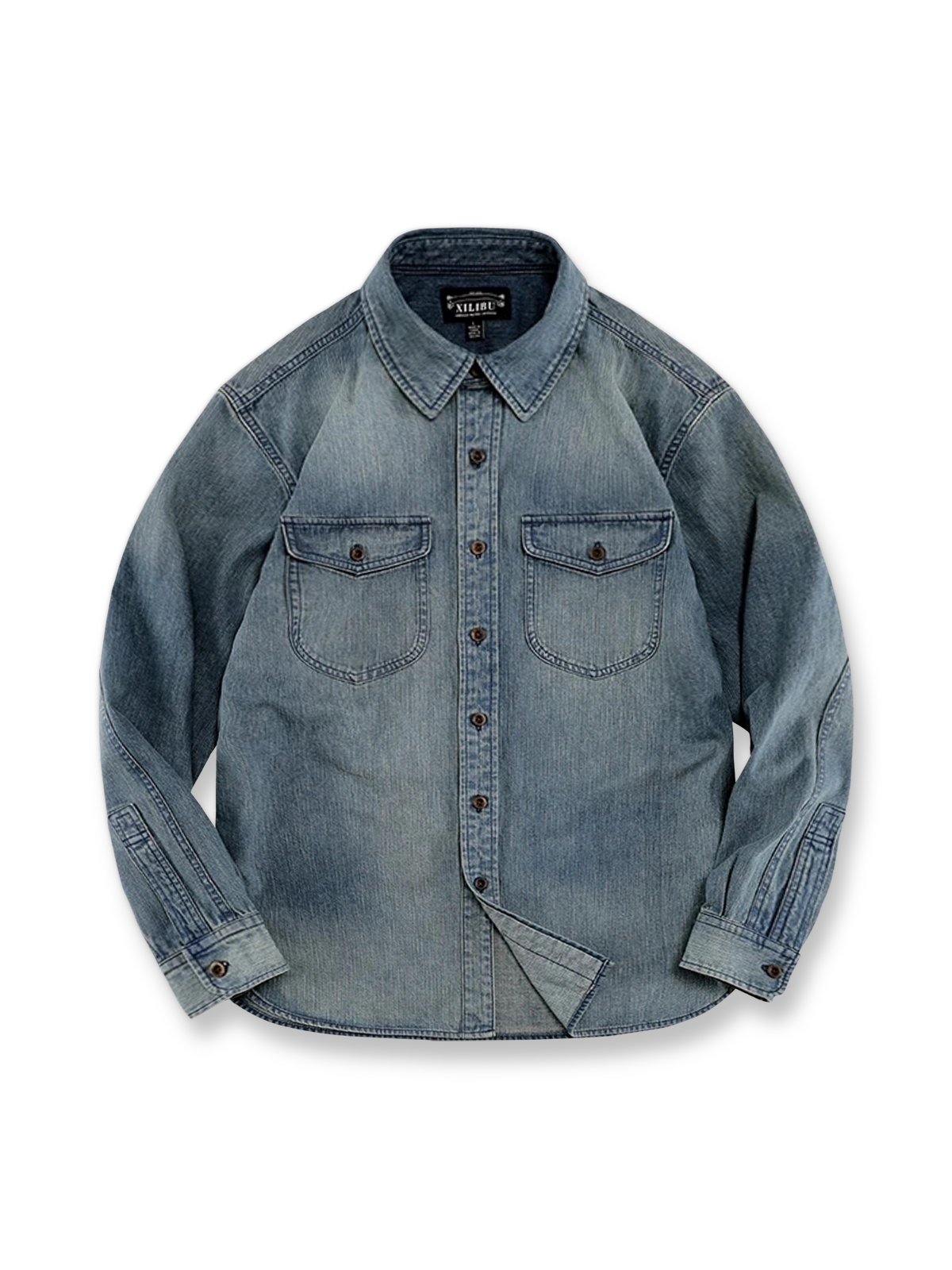 ヴィンテージウォッシュ加工のデニムワークシャツ。両胸ポケットと焼き角ボタンが特徴。