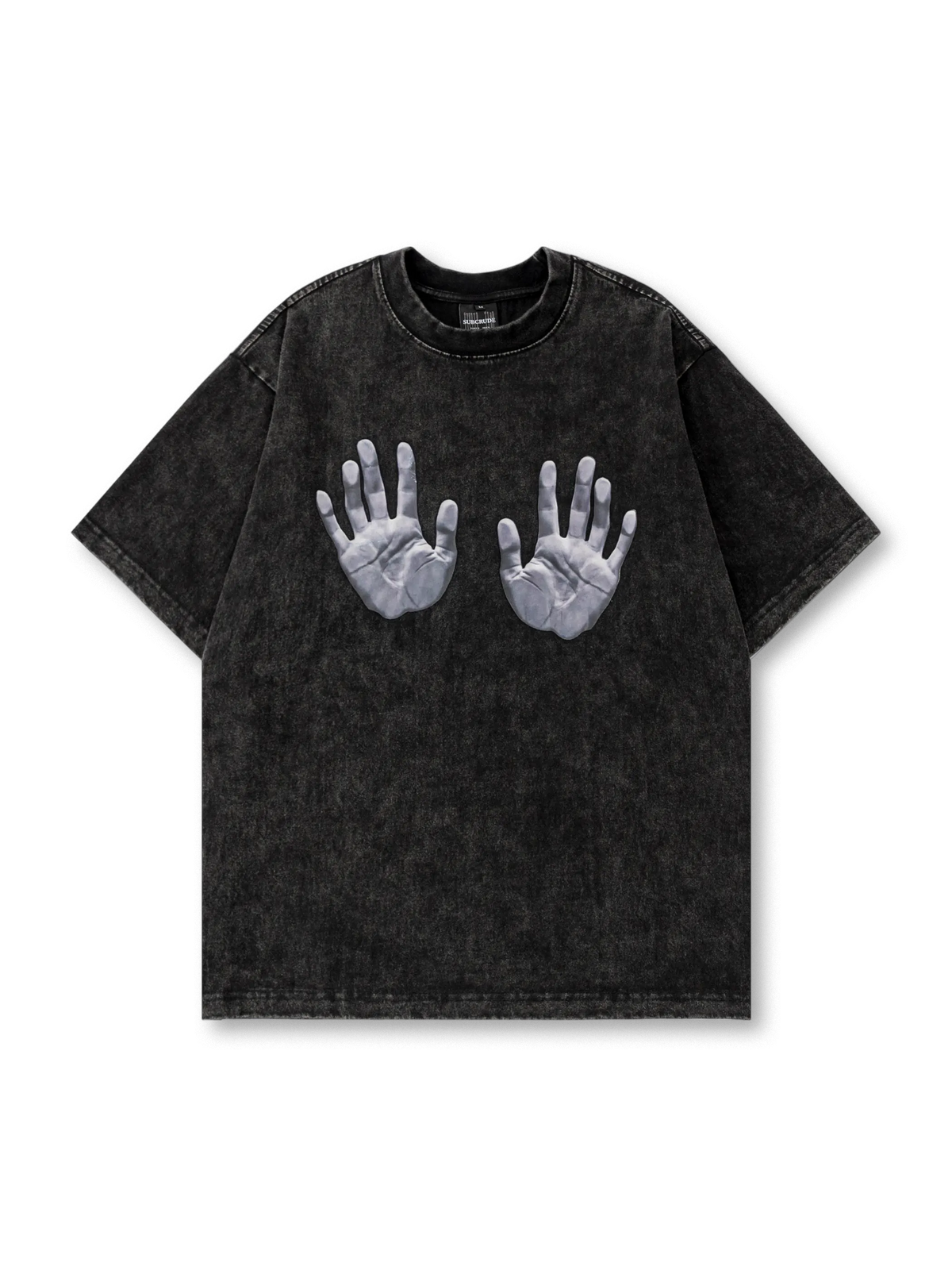 ヴィンテージウォッシュ加工のブラックコットンTシャツに実寸大の両手シルクスクリーンプリントを施したオーバーサイズTシャツ。