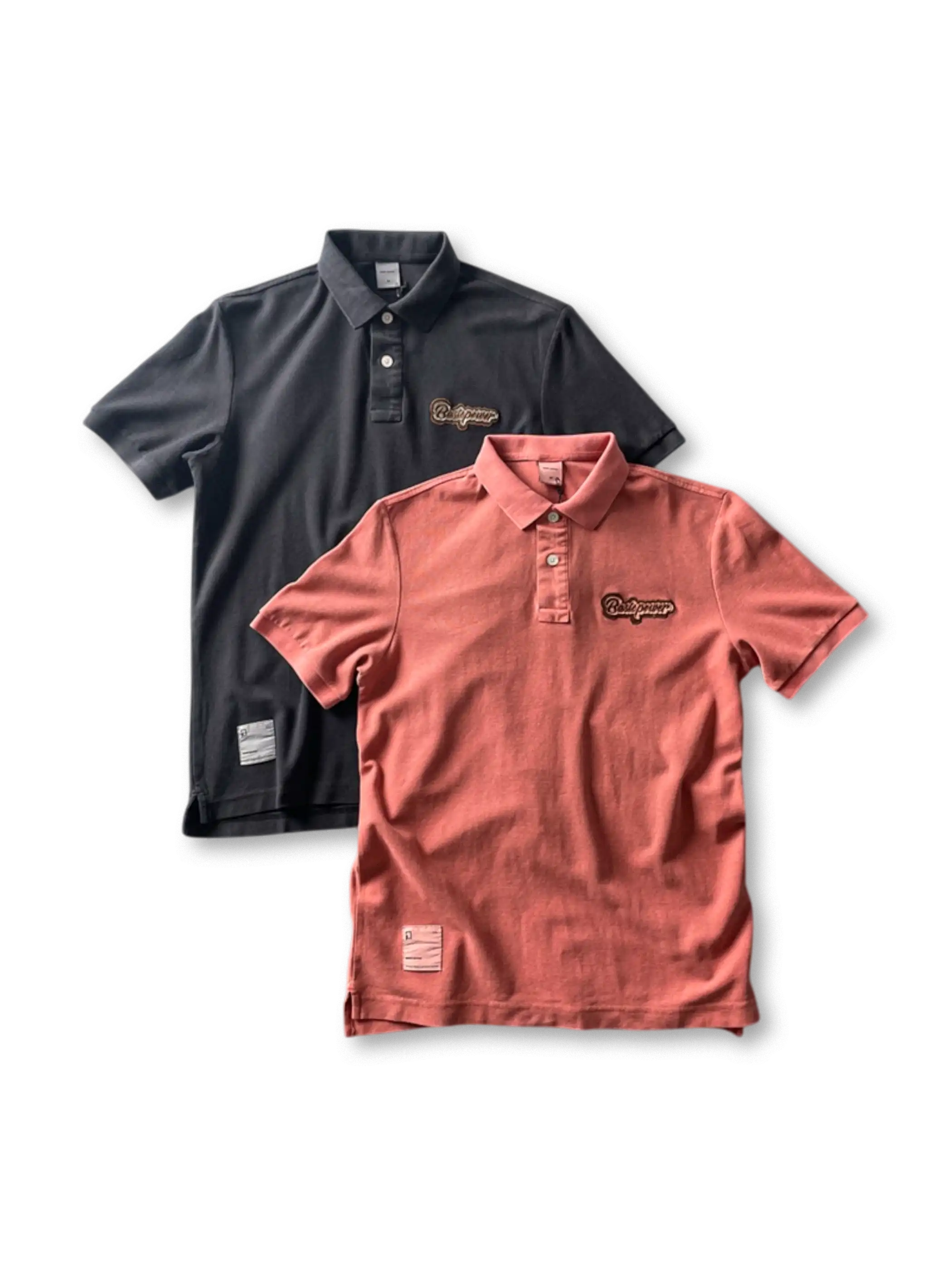 ウォッシュ加工のポリエステル素材と胸刺繍が特徴の軽量速乾ポロシャツ。多用途に活躍するデザイン。