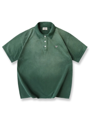 ヴィンテージウォッシュとフェード加工が施されたポロシャツ。