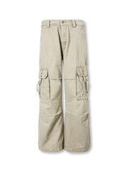 ヴィンテージウォッシュストレートワークパンツ正面ディスプレイ画像、フラップポケットとプリーツのディテールクローズアップ

