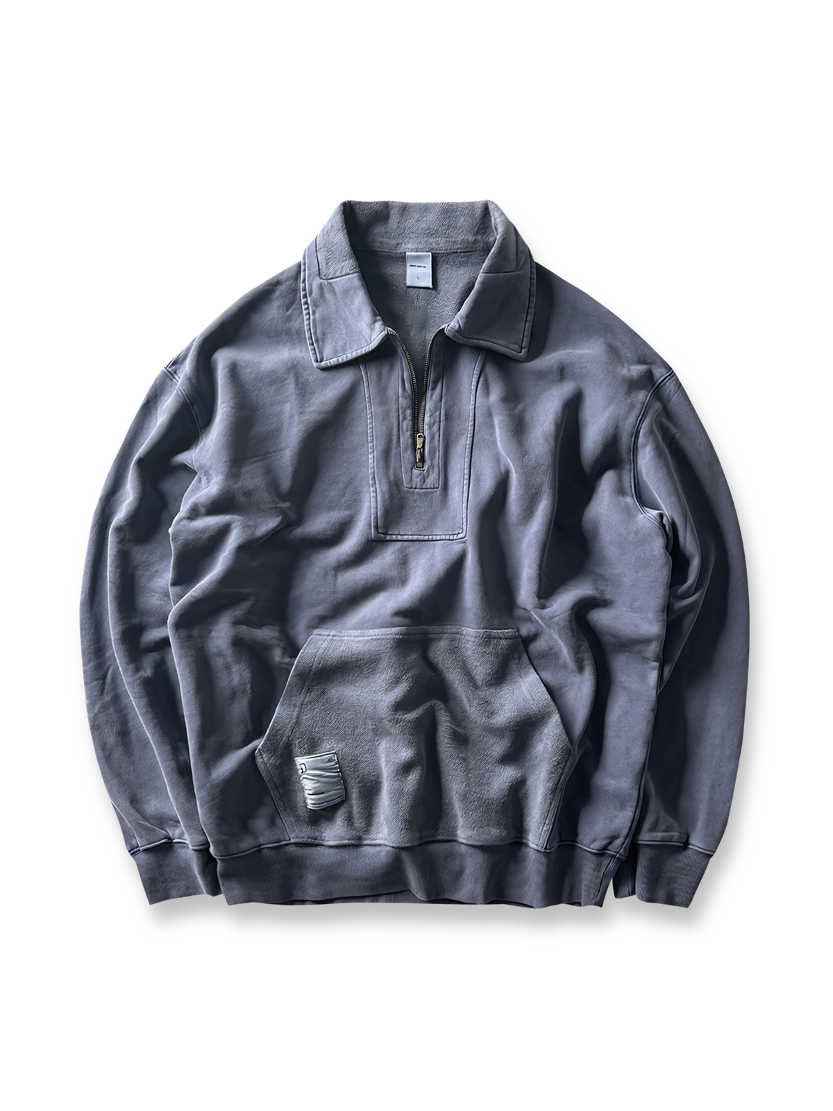 ガーメントウォッシュ加工によるヴィンテージ風スウェット。ハーフジップフラップカラーと前ポケット、ゆったりシルエットを特徴とするアイテム。